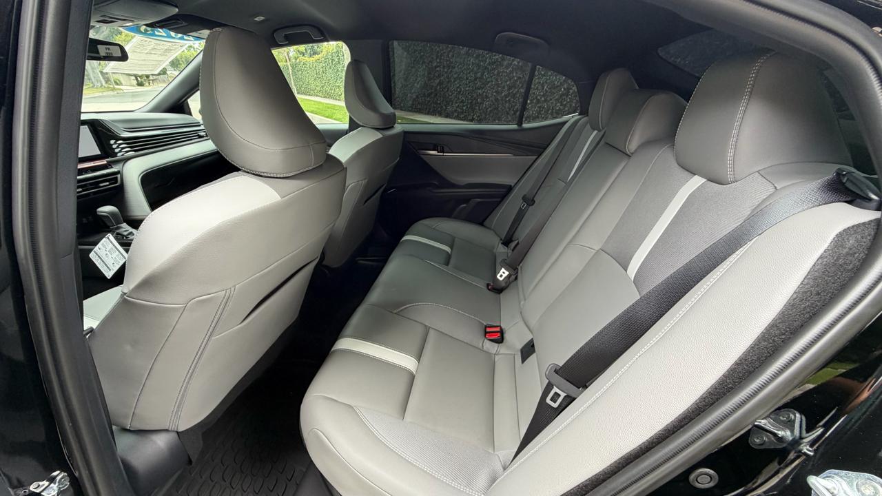 Toyota Camry SE (Natl) 2026