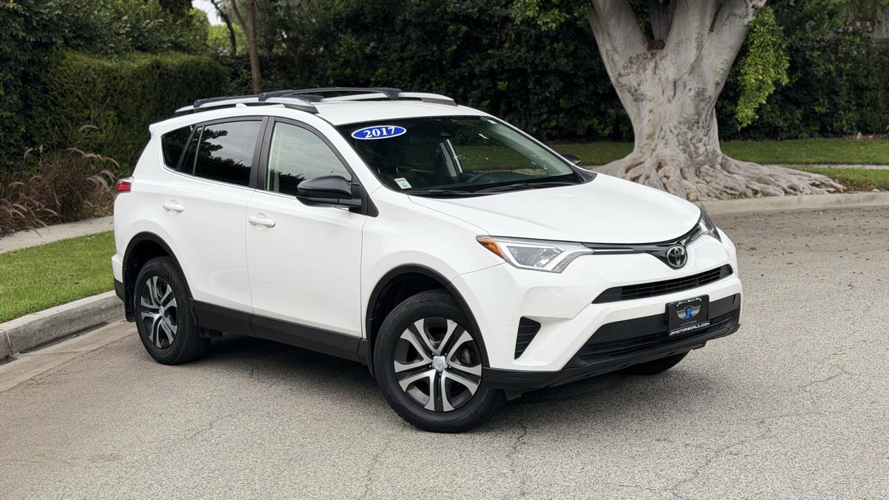 Toyota RAV4 LE FWD (Natl) 2017