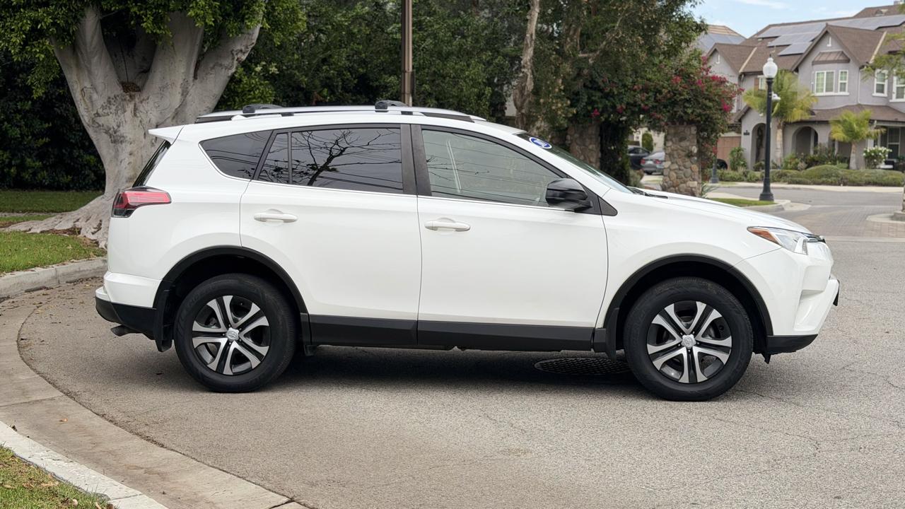 Toyota RAV4 LE FWD (Natl) 2017