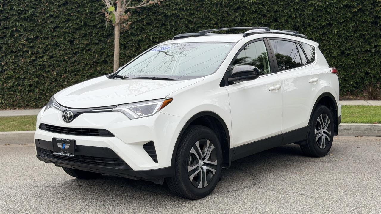 Toyota RAV4 LE FWD (Natl) 2017