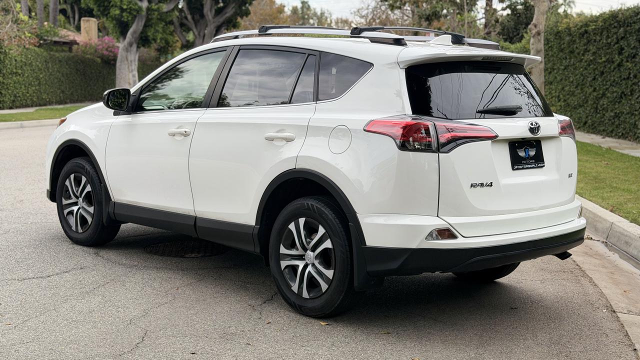 Toyota RAV4 LE FWD (Natl) 2017