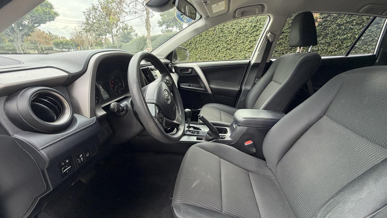 Toyota RAV4 LE FWD (Natl) 2017