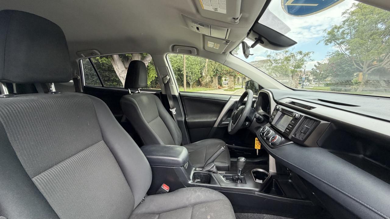 Toyota RAV4 LE FWD (Natl) 2017