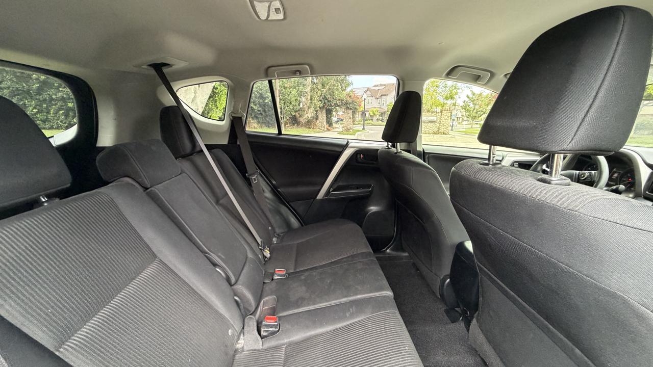 Toyota RAV4 LE FWD (Natl) 2017