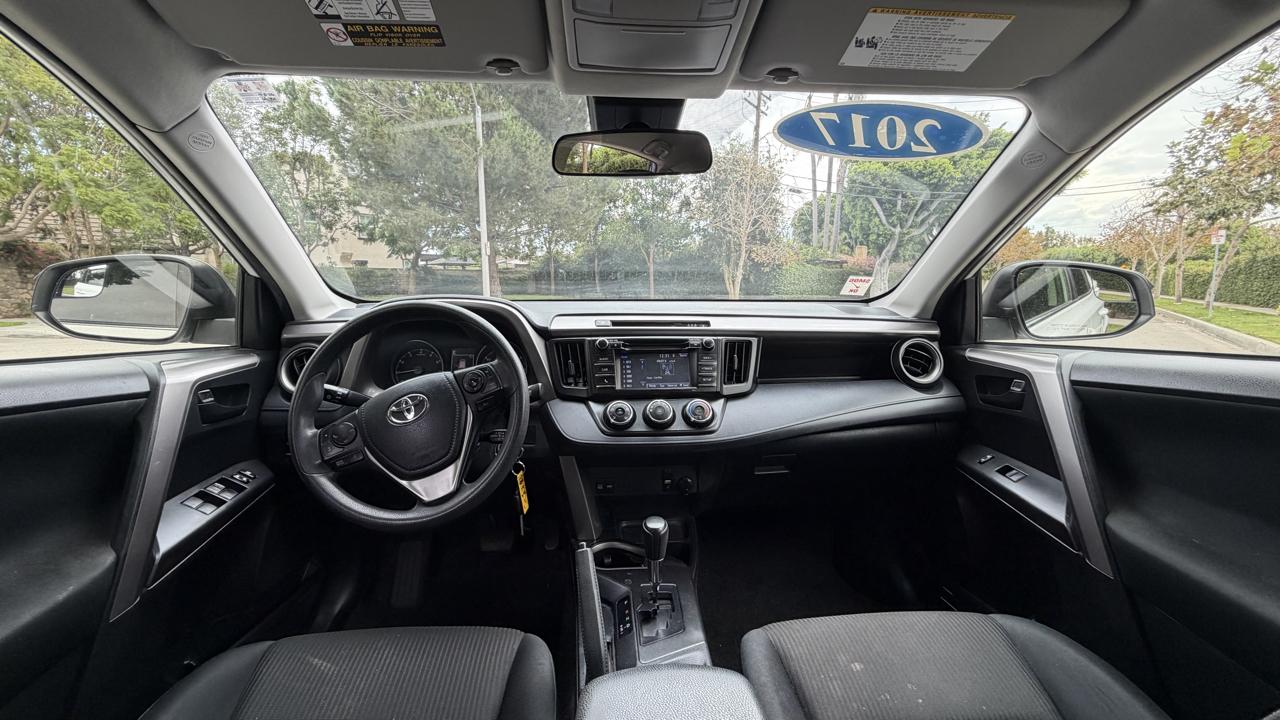 Toyota RAV4 LE FWD (Natl) 2017