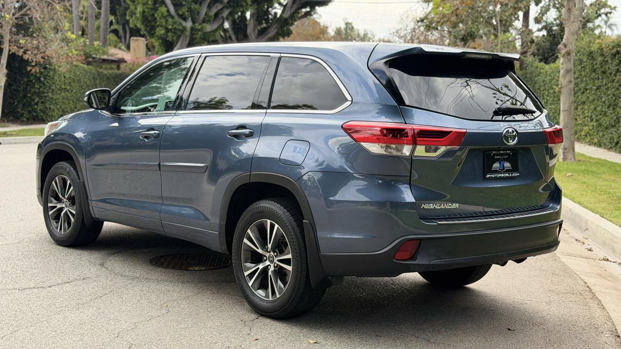 Toyota Highlander LE V6 FWD (Natl) 2017