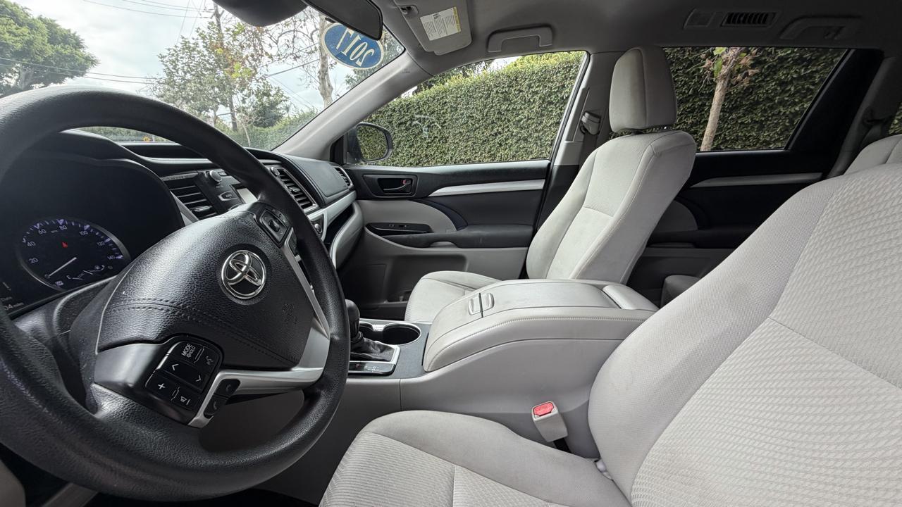 Toyota Highlander LE V6 FWD (Natl) 2017