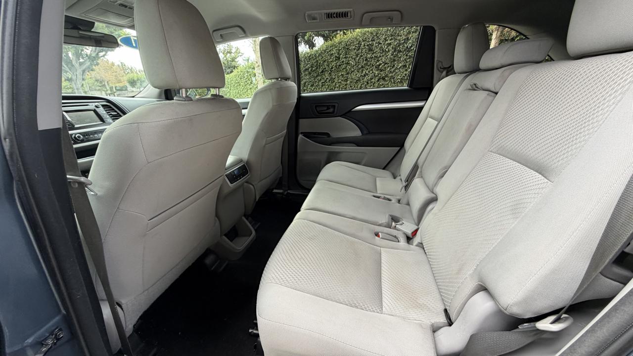 Toyota Highlander LE V6 FWD (Natl) 2017