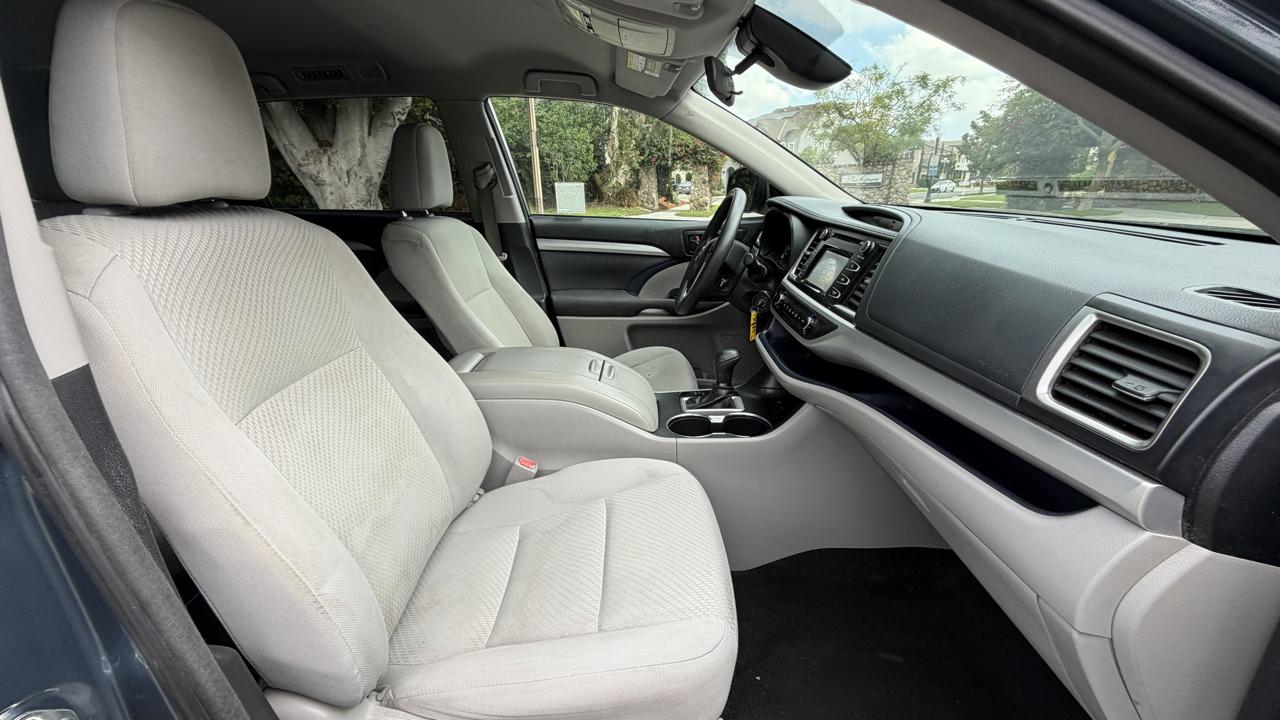 Toyota Highlander LE V6 FWD (Natl) 2017
