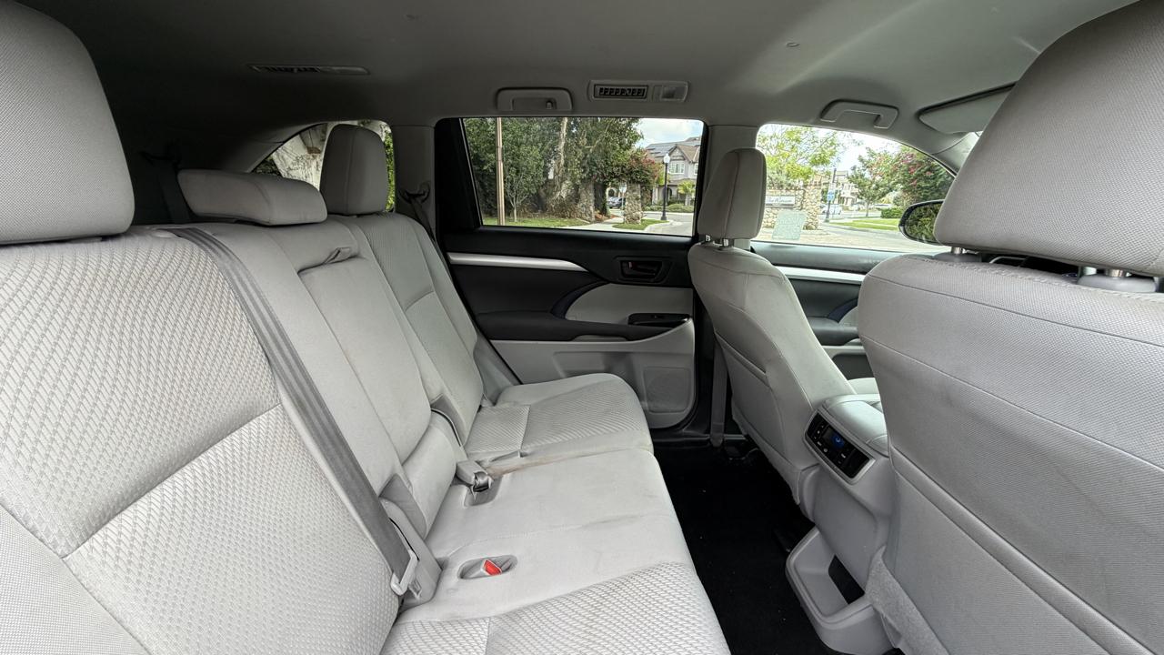 Toyota Highlander LE V6 FWD (Natl) 2017