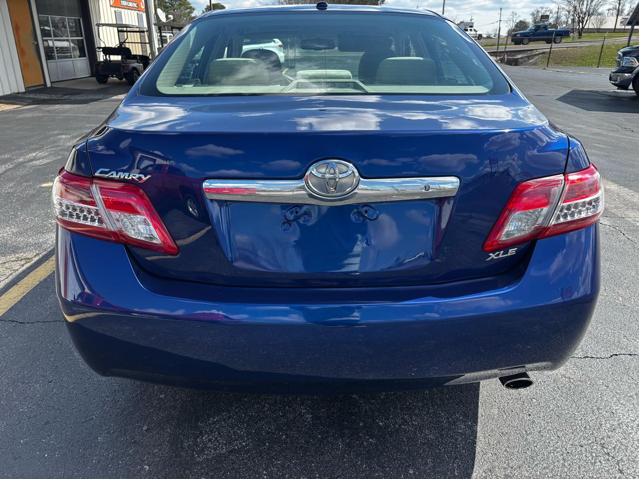 Toyota Camry Base 6-Spd AT 2011