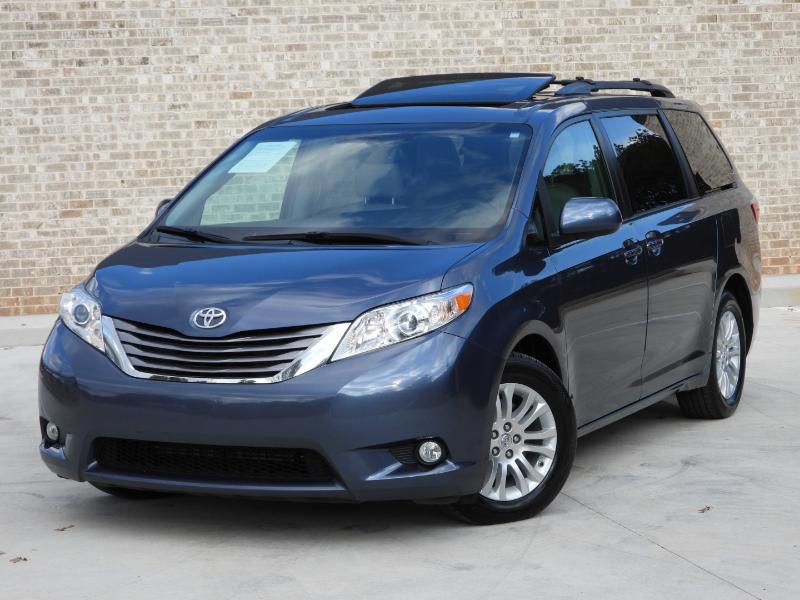 2017 Toyota Sienna XLE photo 2