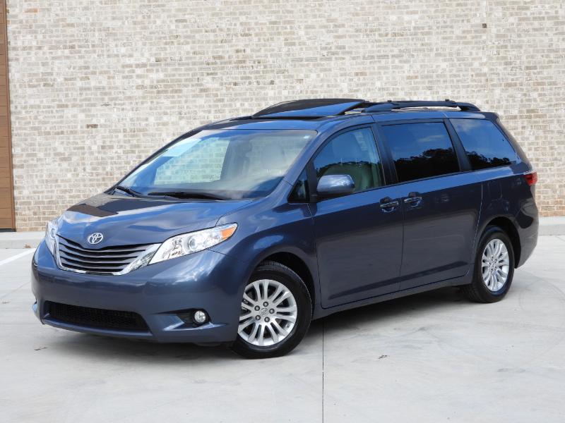 2017 Toyota Sienna XLE photo 3