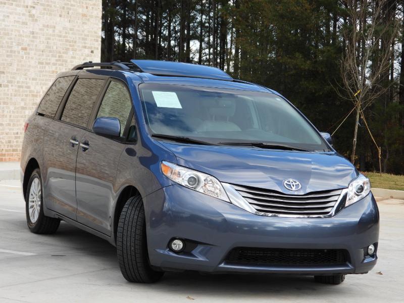 2017 Toyota Sienna XLE photo 4