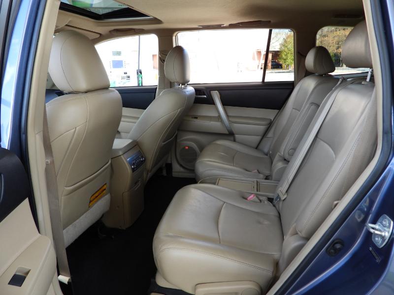 Toyota Highlander SE FWD V6 2012