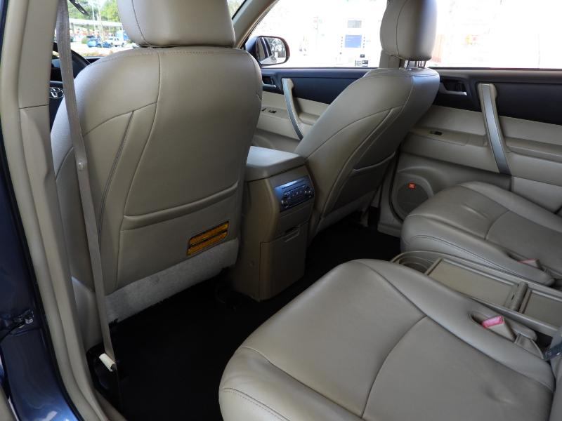 Toyota Highlander SE FWD V6 2012