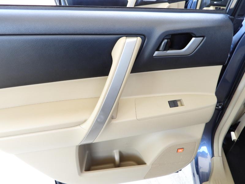 Toyota Highlander SE FWD V6 2012