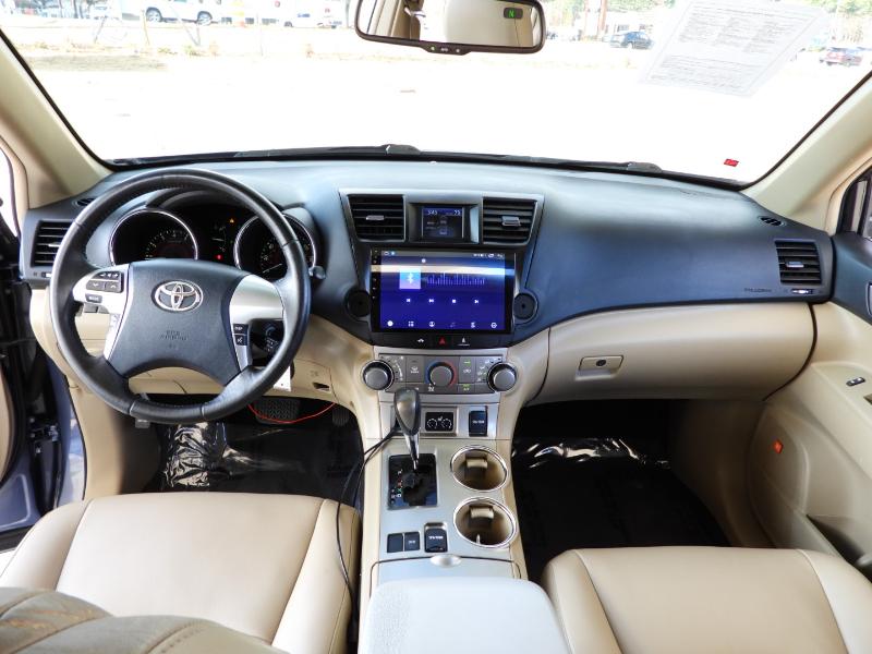 Toyota Highlander SE FWD V6 2012