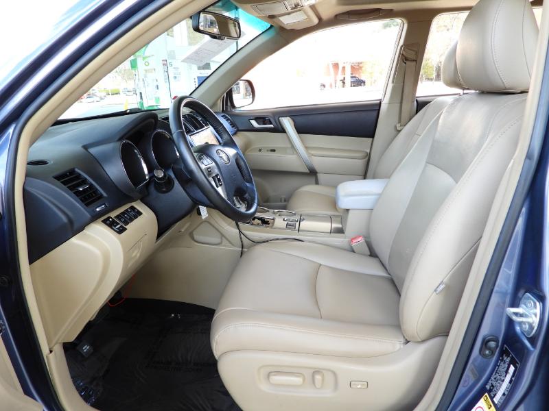 Toyota Highlander SE FWD V6 2012