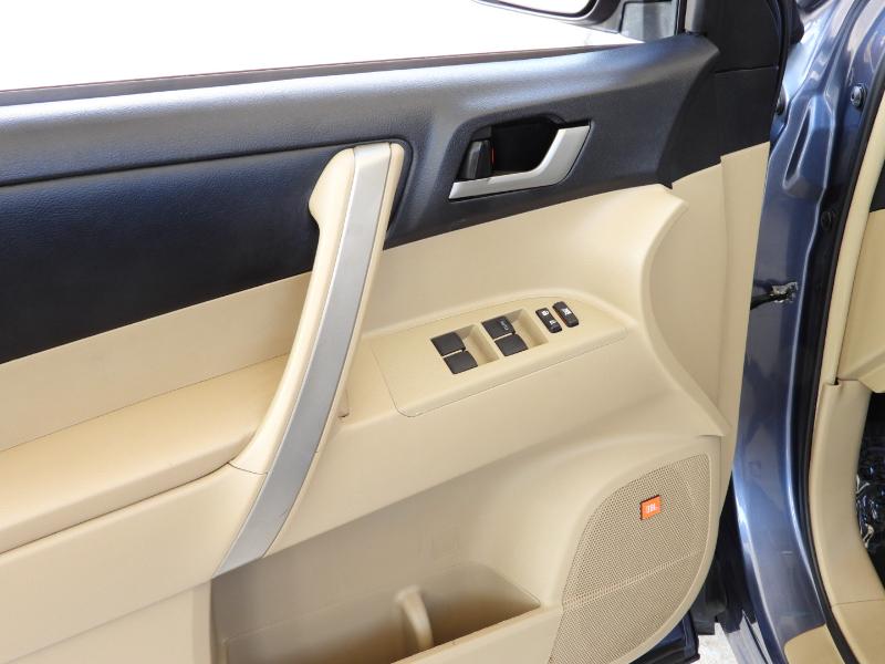 Toyota Highlander SE FWD V6 2012