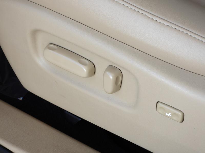 Toyota Highlander SE FWD V6 2012