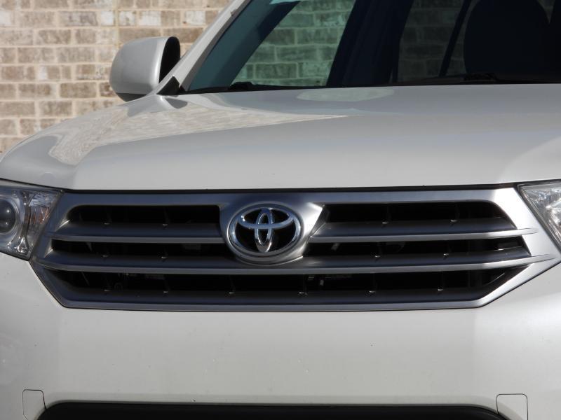 Toyota Highlander SE FWD V6 2012