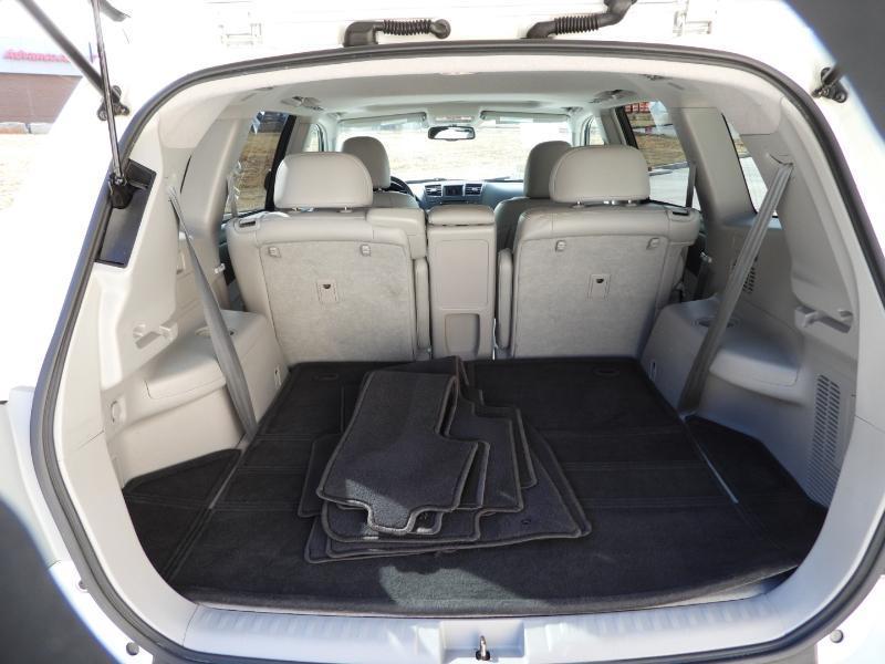 Toyota Highlander SE FWD V6 2012