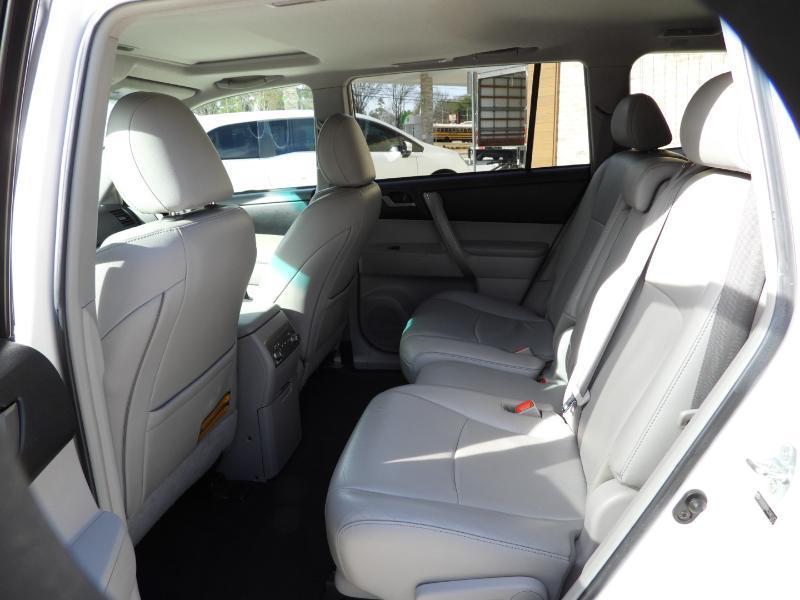 Toyota Highlander SE FWD V6 2012