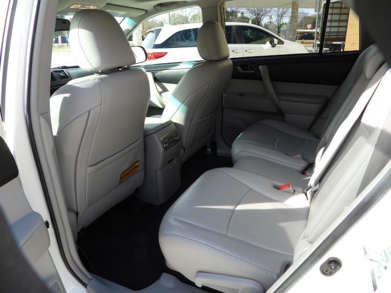 Toyota Highlander SE FWD V6 2012