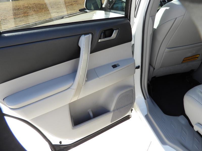 Toyota Highlander SE FWD V6 2012