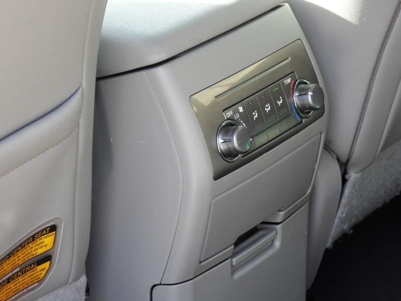 Toyota Highlander SE FWD V6 2012