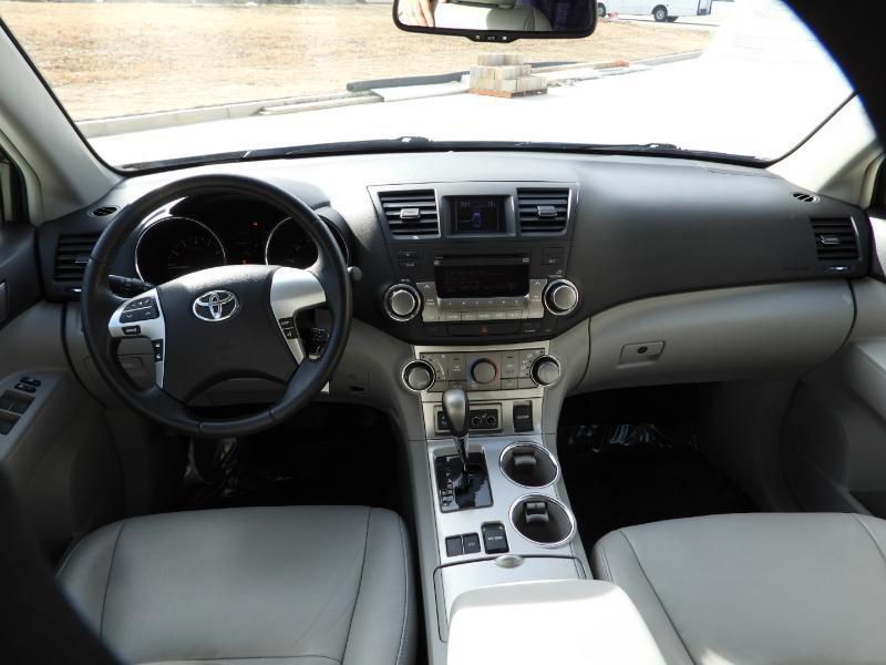 Toyota Highlander SE FWD V6 2012