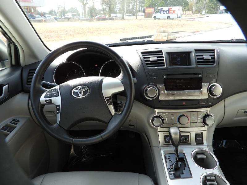 Toyota Highlander SE FWD V6 2012