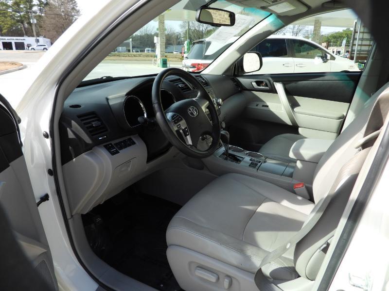 Toyota Highlander SE FWD V6 2012