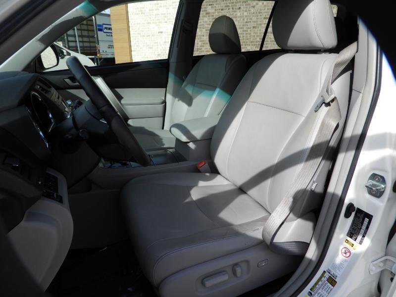 Toyota Highlander SE FWD V6 2012