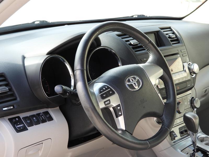 Toyota Highlander SE FWD V6 2012