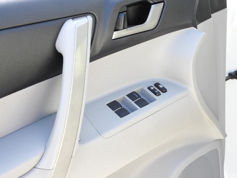 Toyota Highlander SE FWD V6 2012