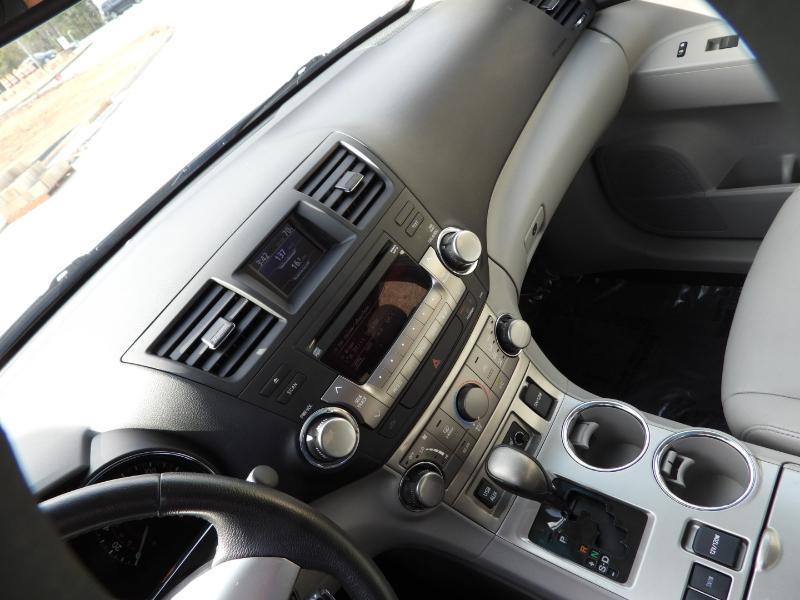 Toyota Highlander SE FWD V6 2012