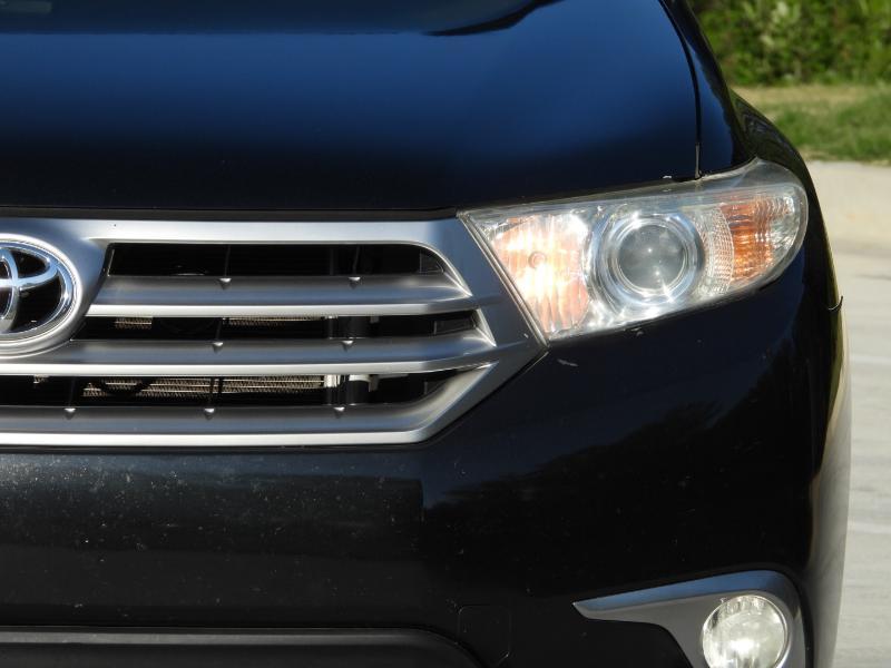 Toyota Highlander Limited 2WD 2011