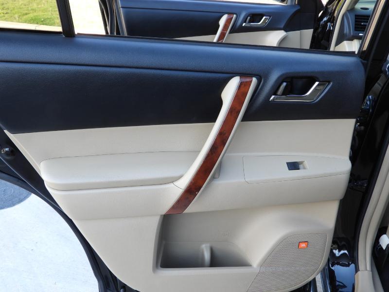 Toyota Highlander Limited 2WD 2011