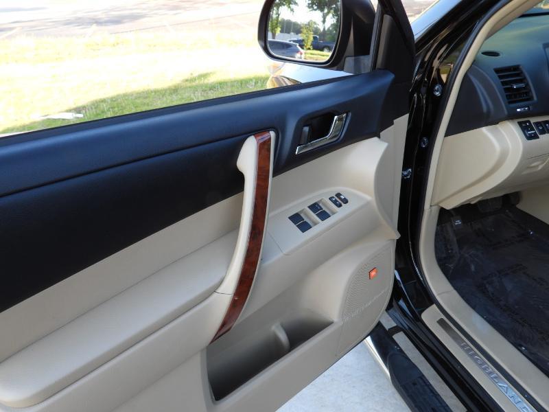 Toyota Highlander Limited 2WD 2011