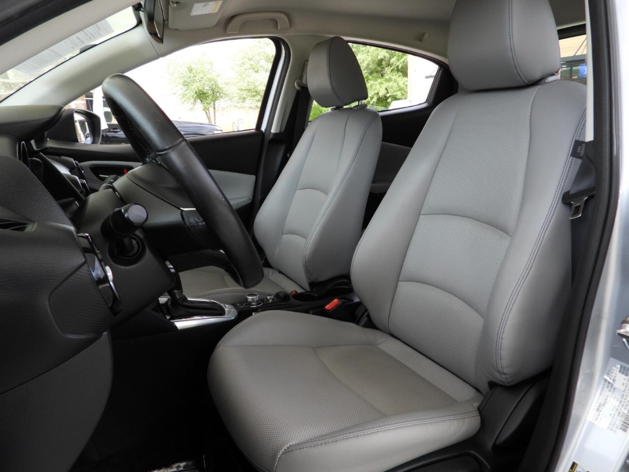 Toyota Yaris XLE Hatchback 2020