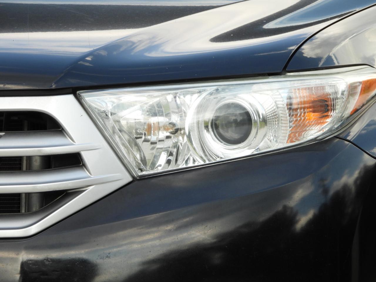 Toyota Highlander Base 2WD V6 2011