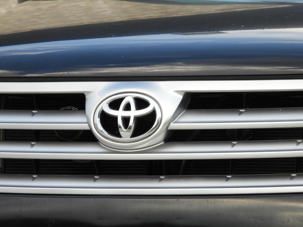 Toyota Highlander Base 2WD V6 2011