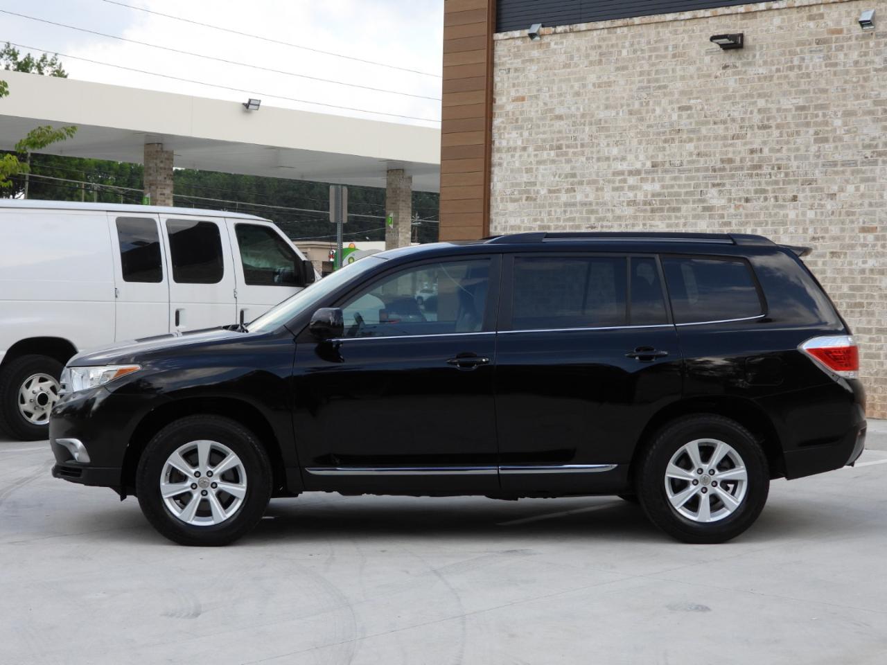 Toyota Highlander Base 2WD V6 2011