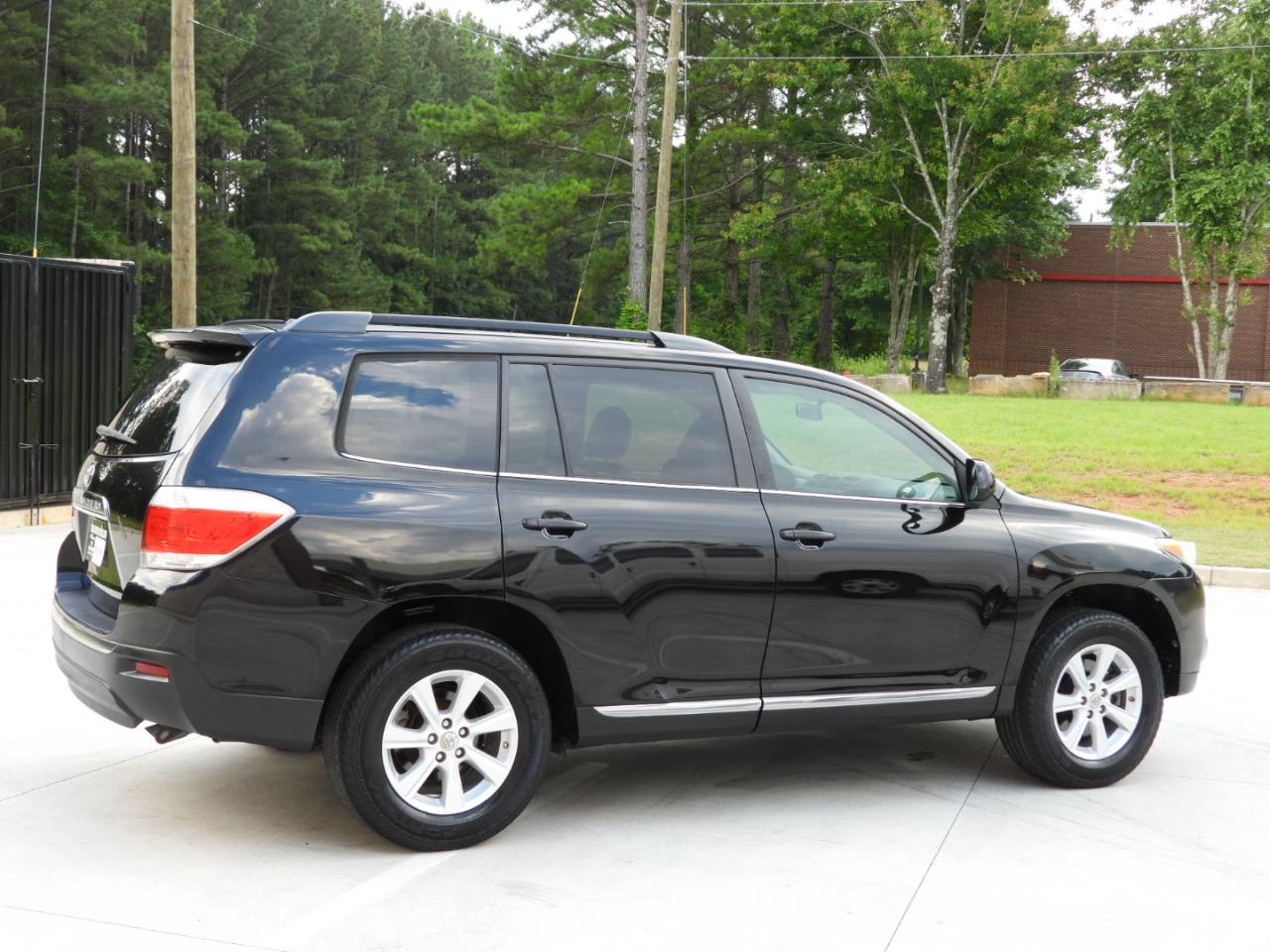 Toyota Highlander Base 2WD V6 2011