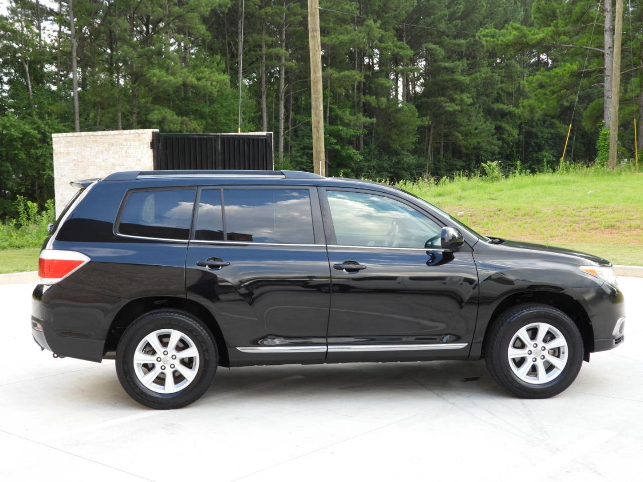Toyota Highlander Base 2WD V6 2011