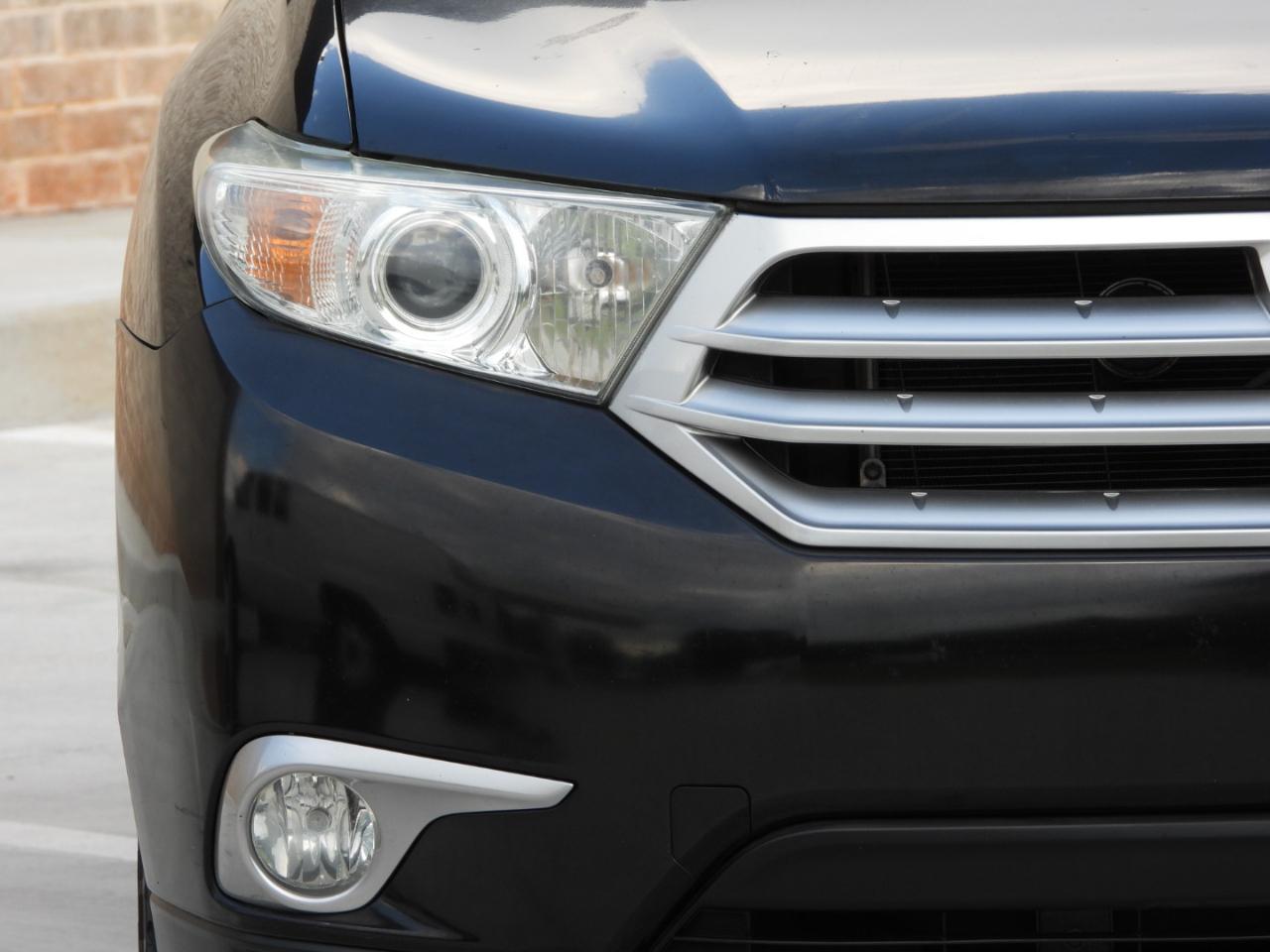 Toyota Highlander Base 2WD V6 2011