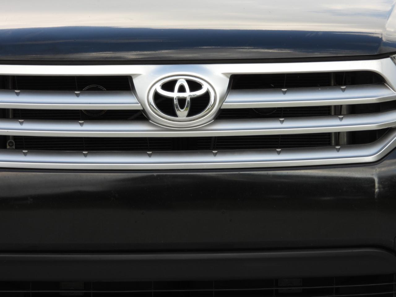 Toyota Highlander Base 2WD V6 2011