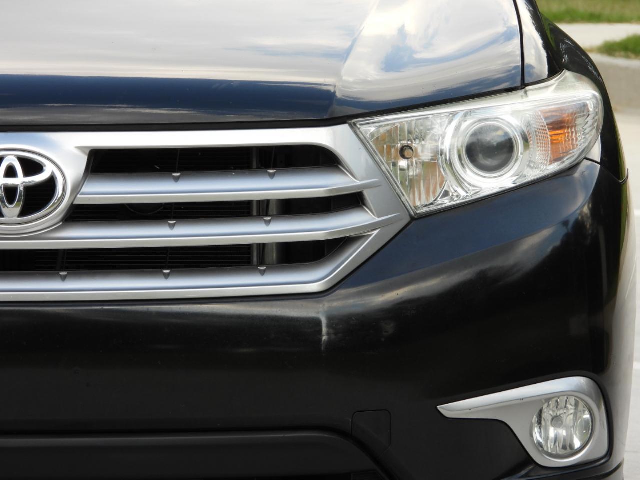 Toyota Highlander Base 2WD V6 2011